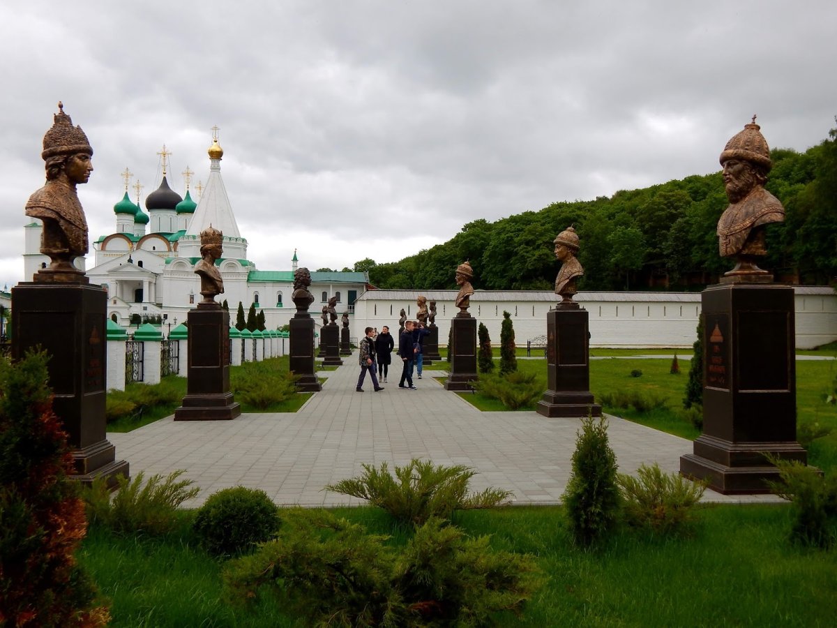 Аллея в Печерском монастыре
