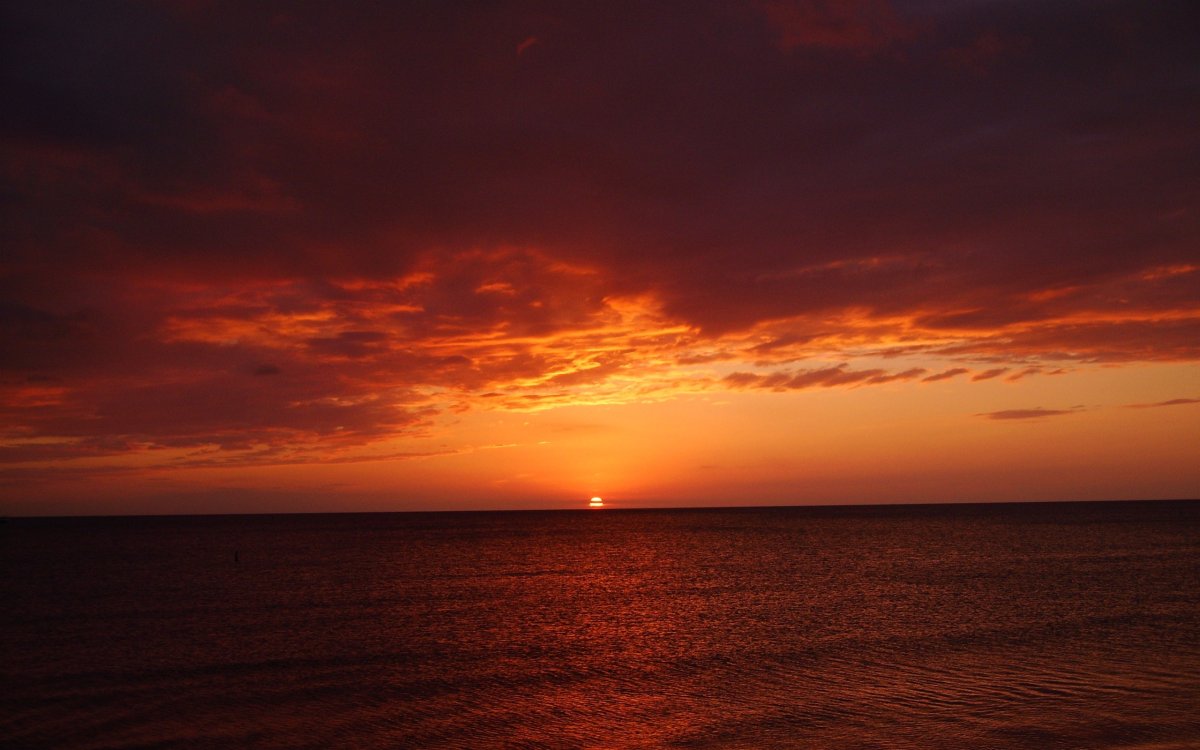 Красный закат на море