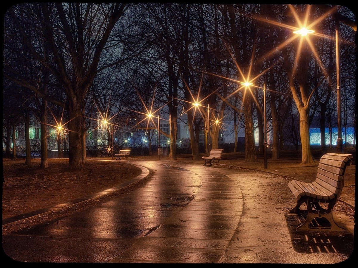 Аллея с фонарями