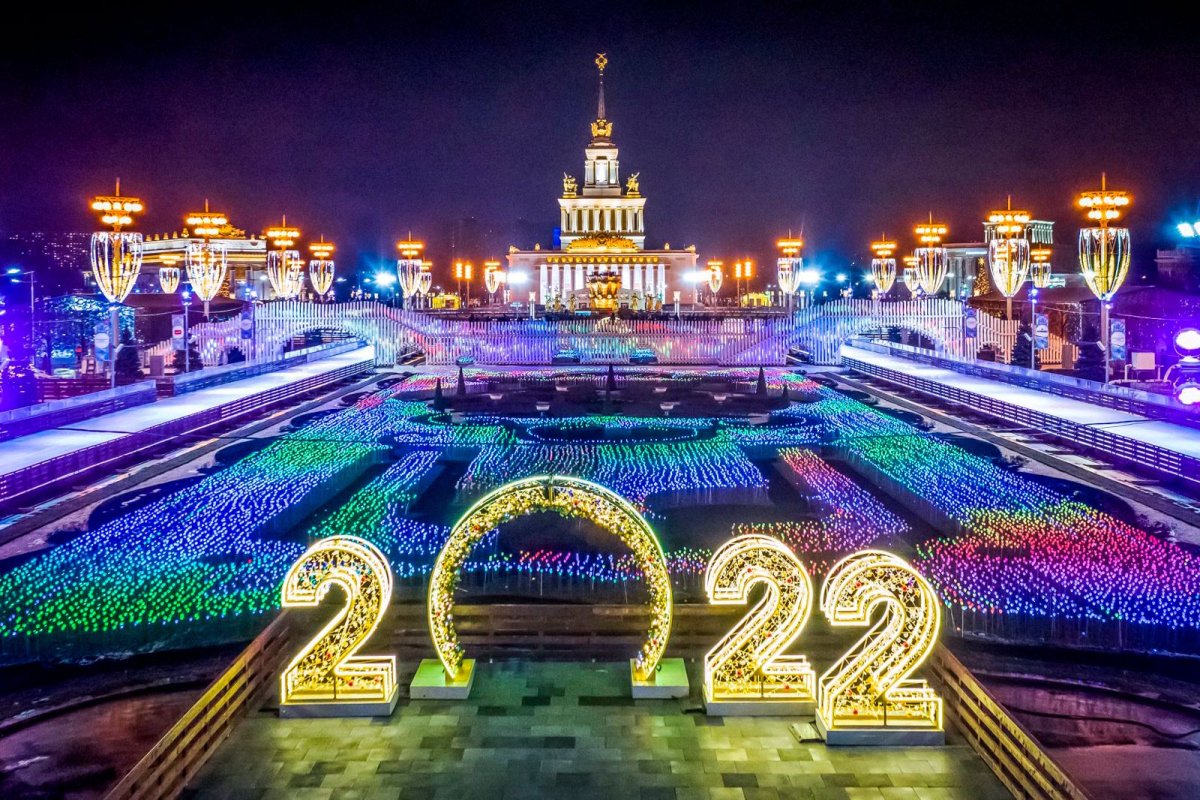 Новогодняя иллюминация на ВВЦ В Москве