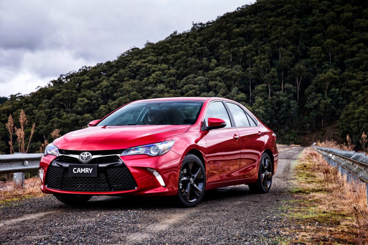 Toyota Camry 55 красная