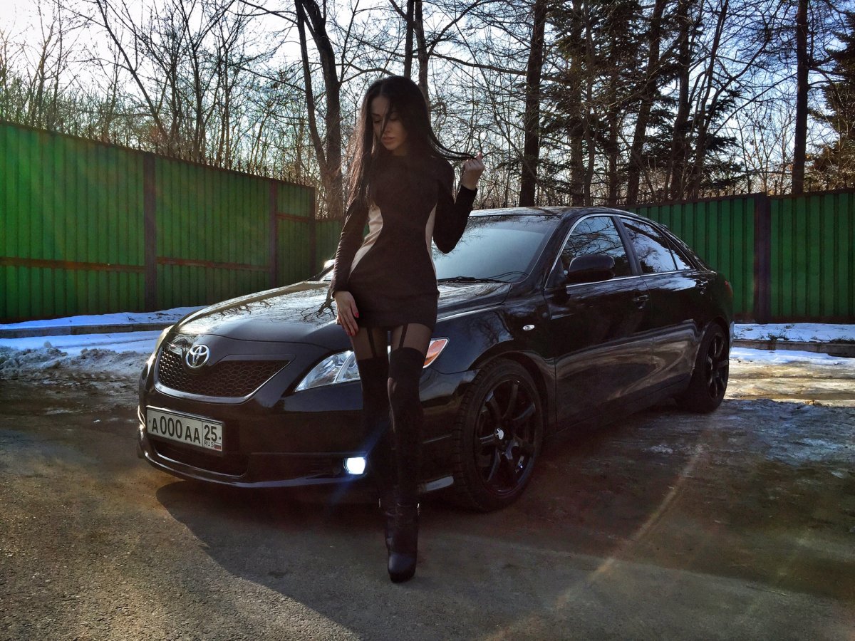 Красивые девушки и Камри