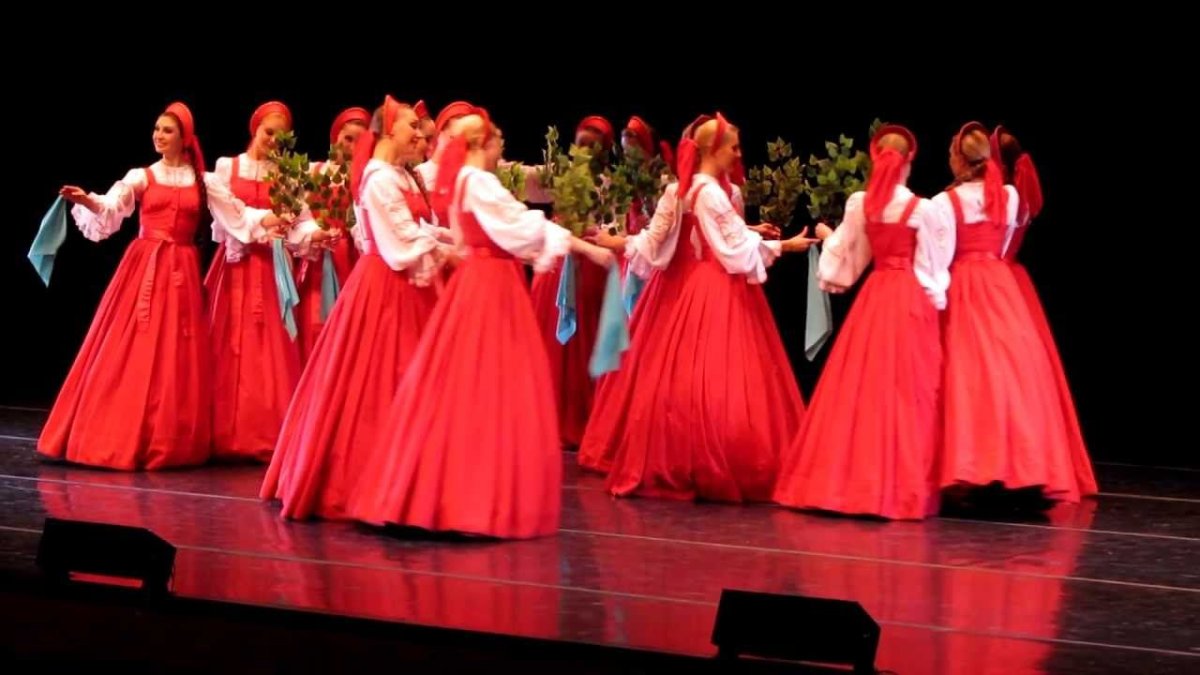 Хоровод в красных сарафанах