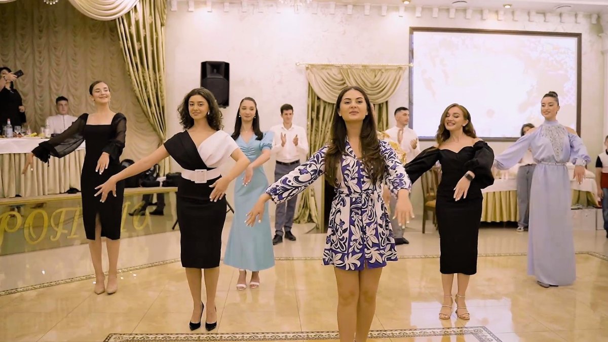 Девушки за танцами