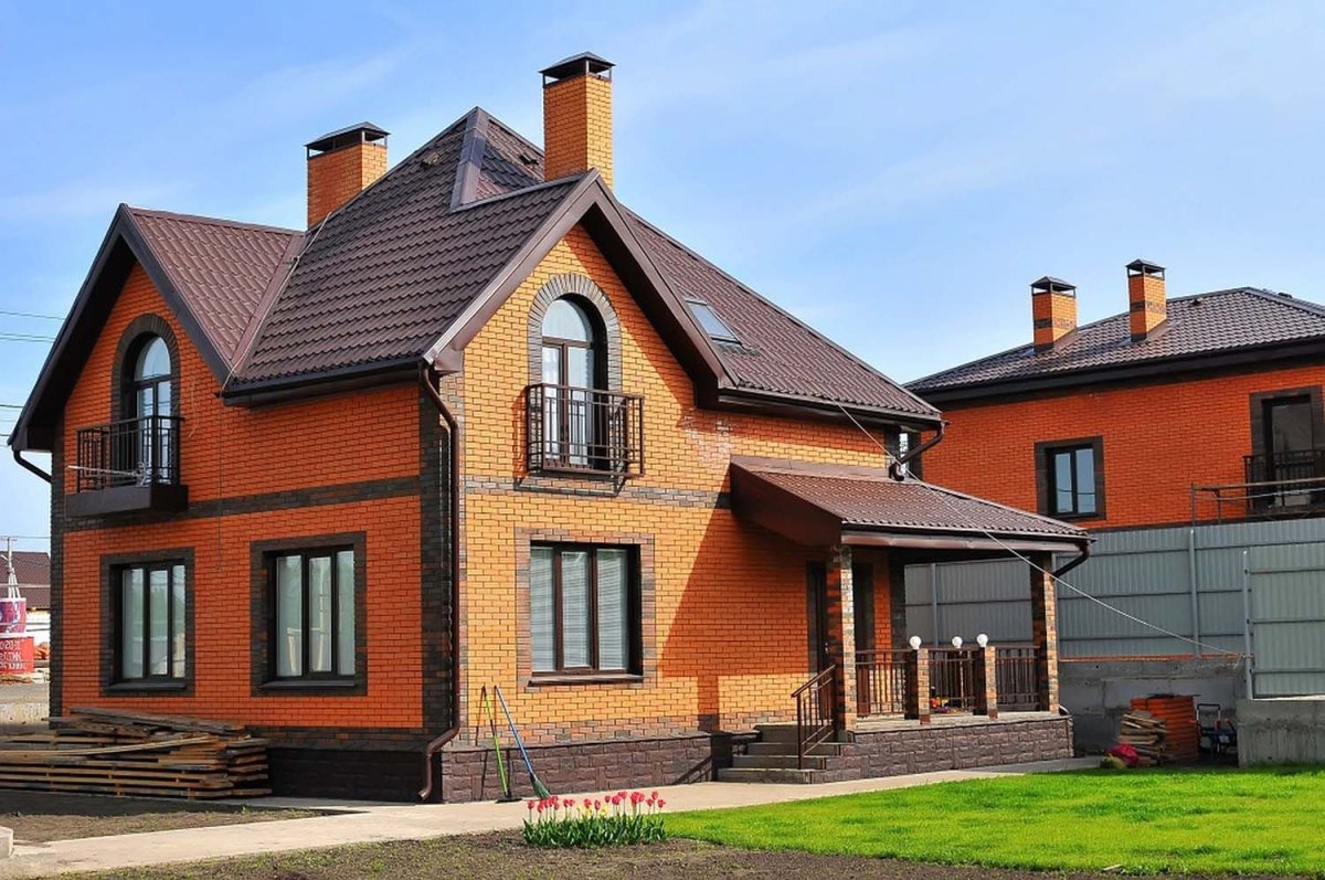 Дом из красного кирпича