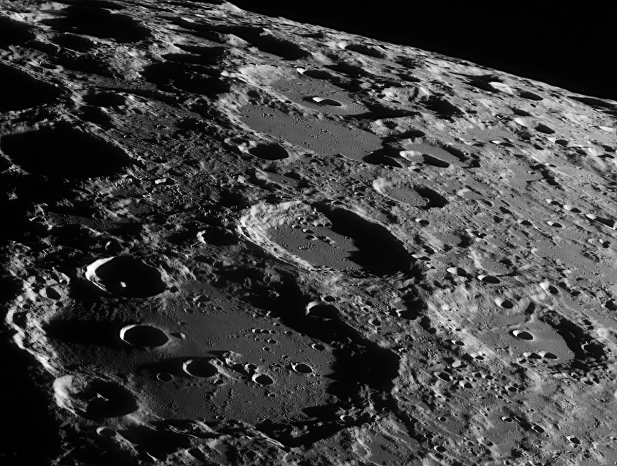Снимки Луны со спутника LRO со следами американцев
