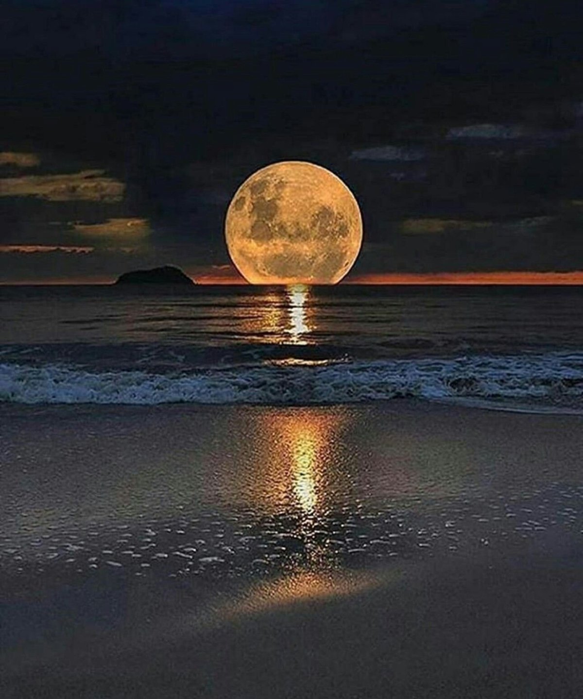 Луна и море