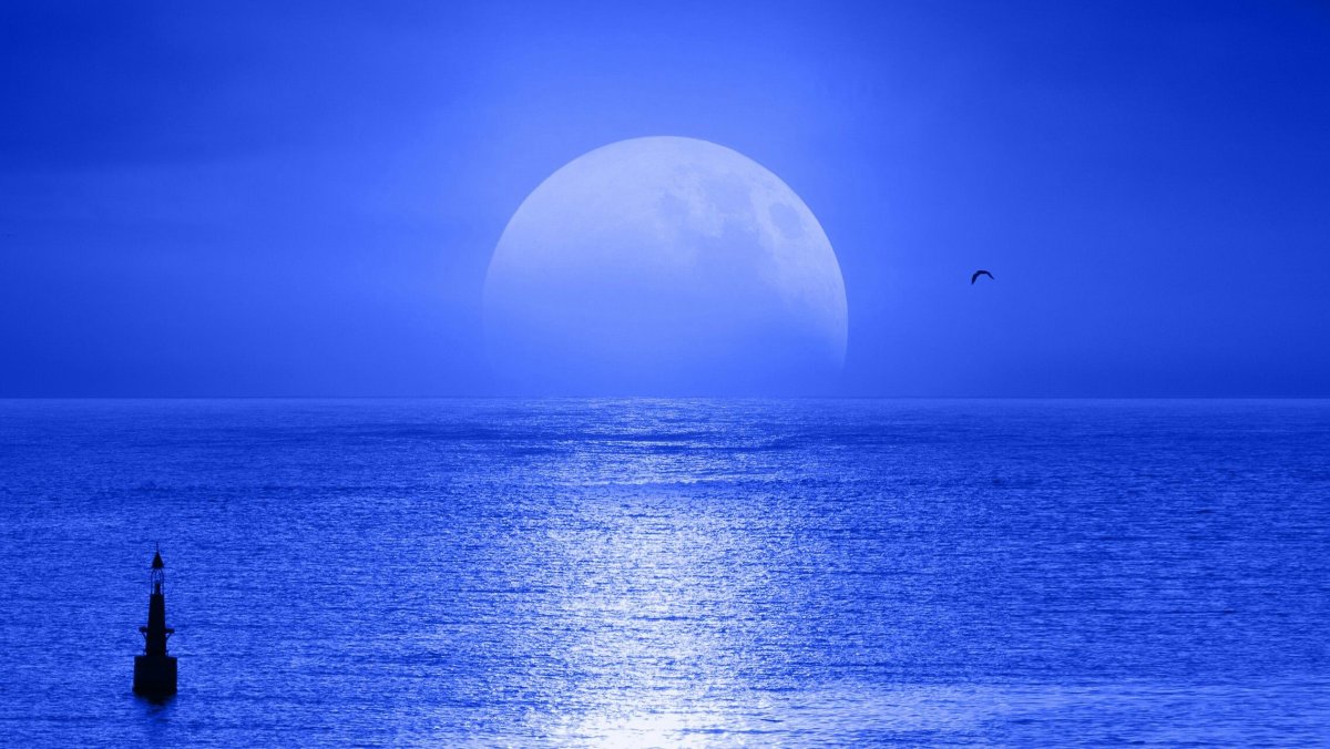 Луна и море