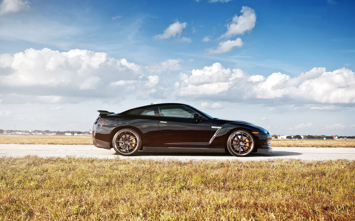 Nissan GTR В профиль
