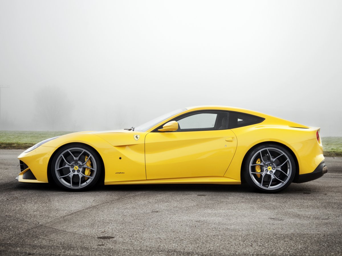 Ferrari f12 Berlinetta сбоку