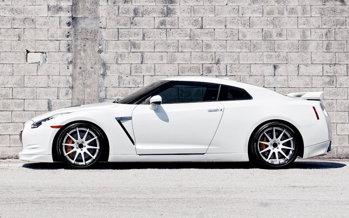 Nissan GTR r35 сбоку