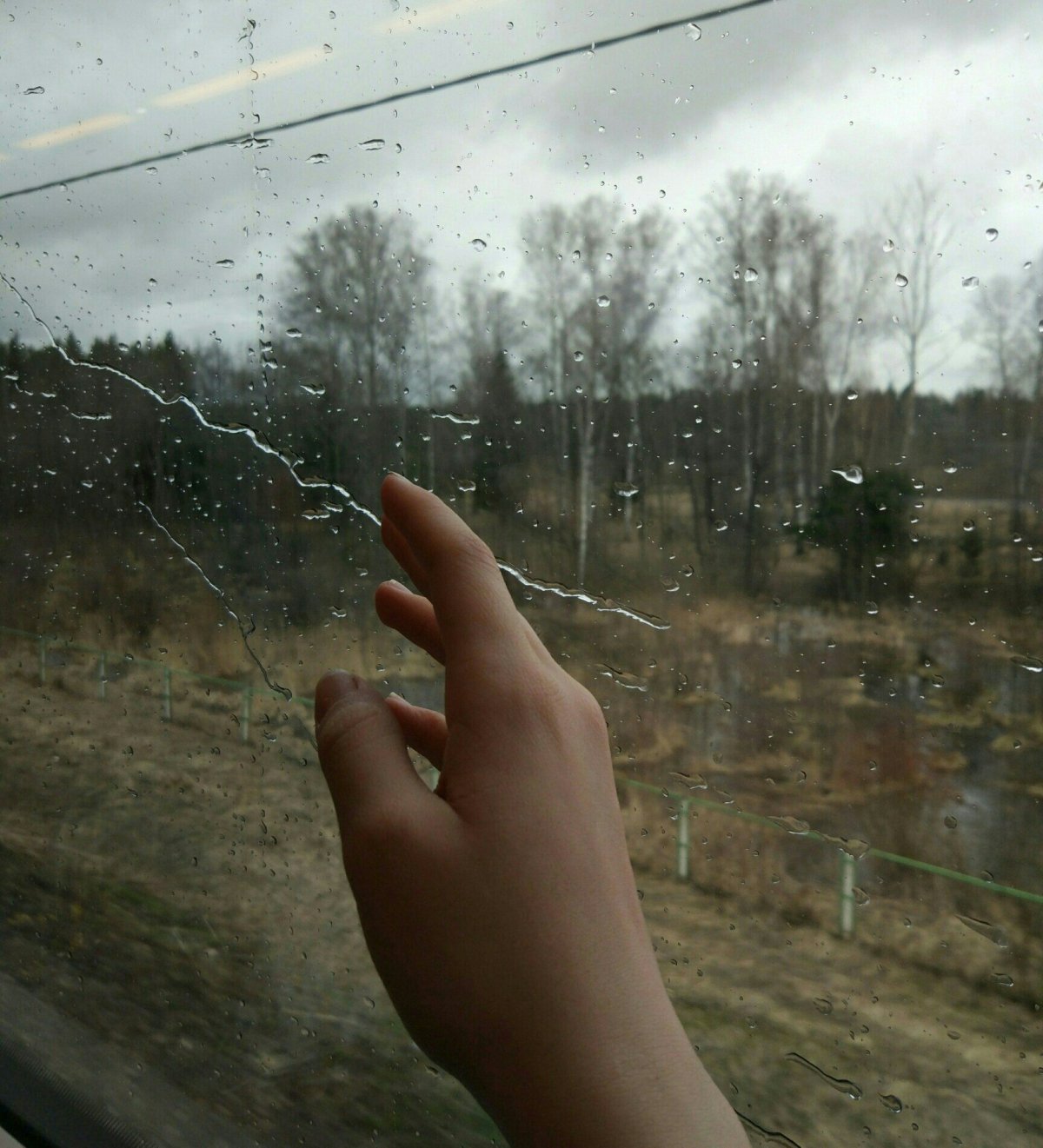Самолет и дождливая окно