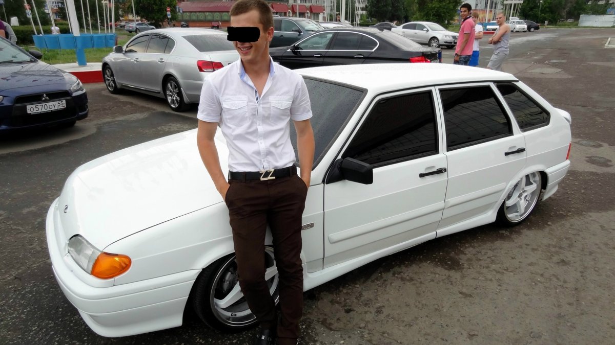 Парень и ВАЗ 2114