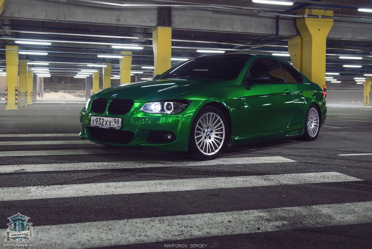 BMW темно зеленая