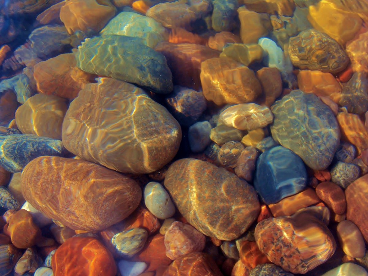 Красивые камни в воде