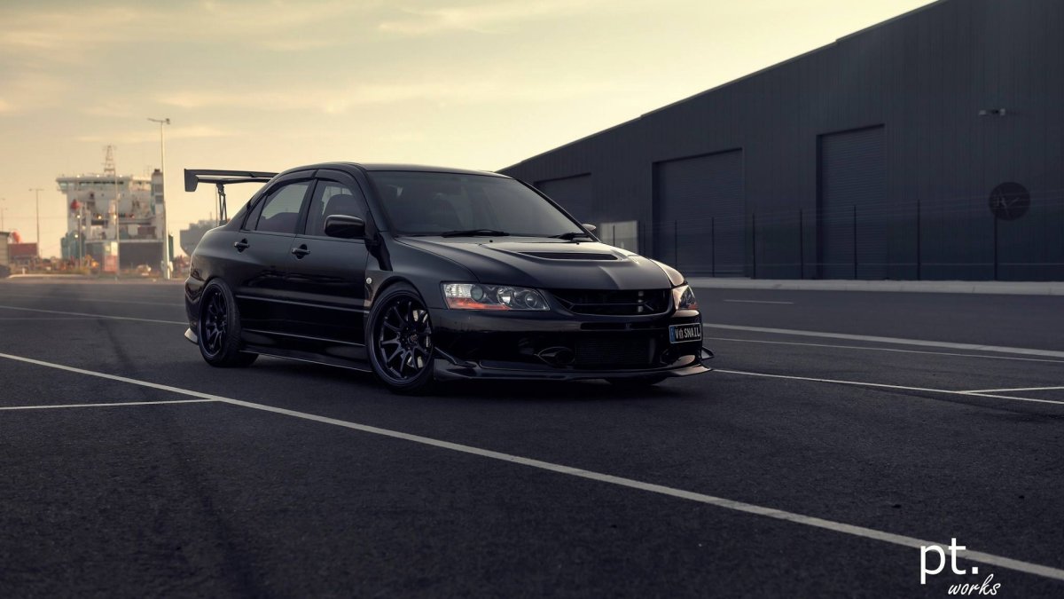 Чёрный Mitsubishi Lancer Evolution IX