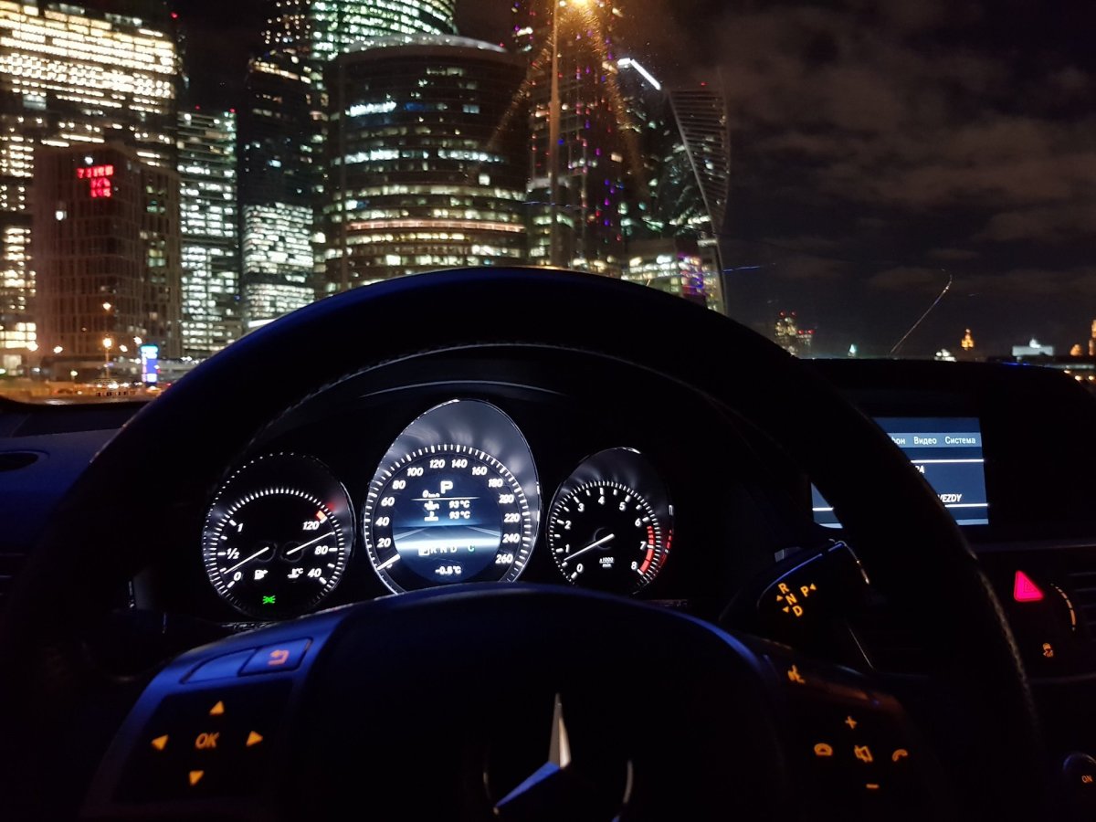 За рулём Мерседес w212 ночь зима