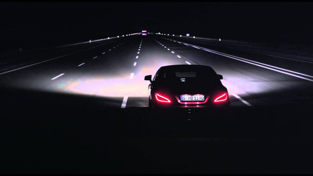 Mercedes Benz c63 AMG белая на трассе в потоке