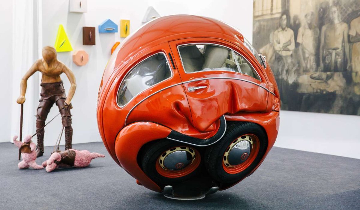 Скульптура из автомобилей