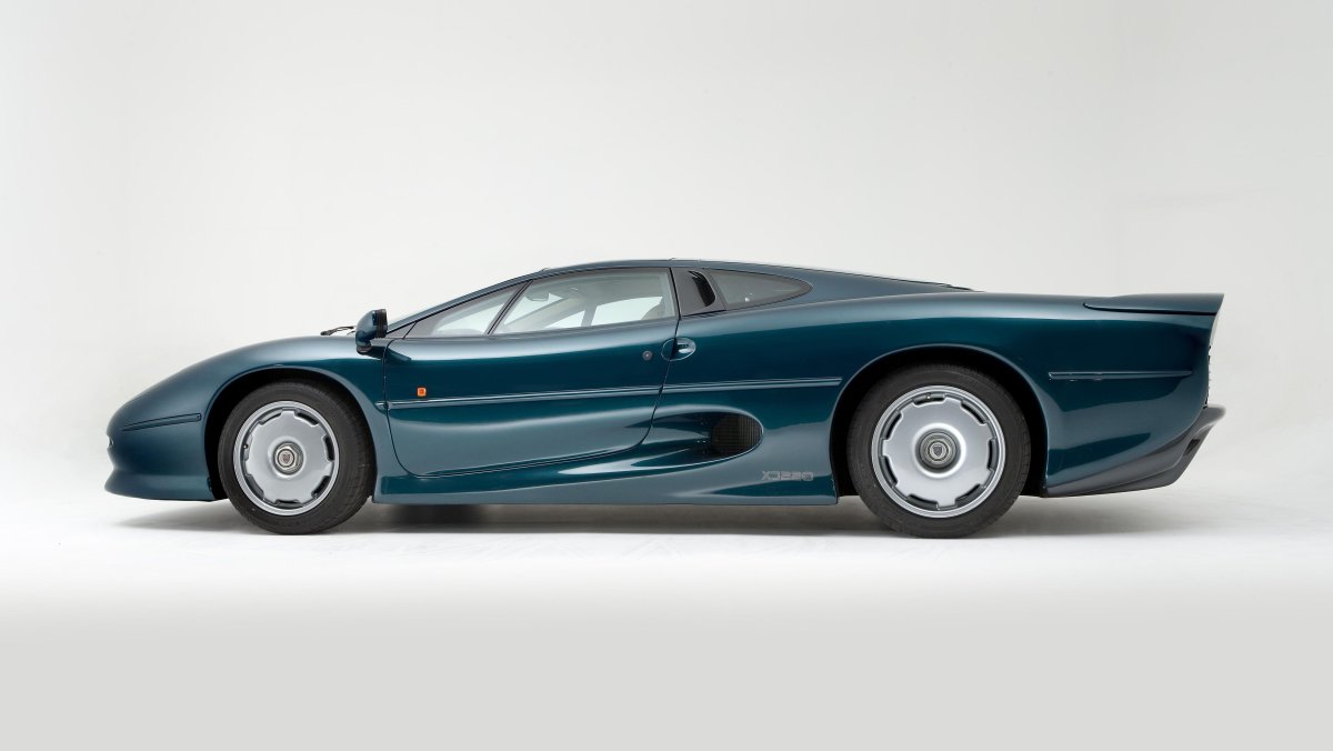 Jaguar xj220 сбоку