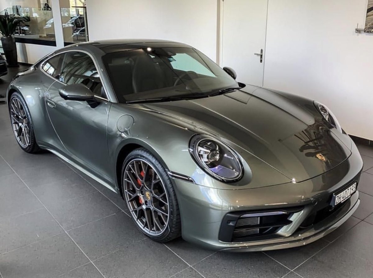 Porsche 911 Carrera 4 s 992 Green
