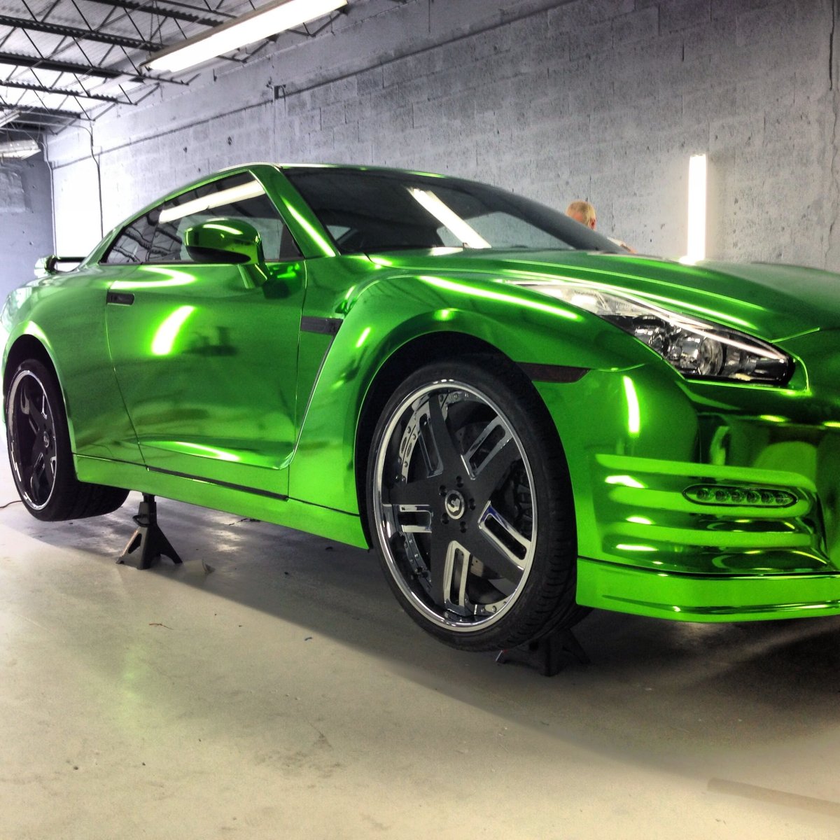 Nissan GTR зеленый хром