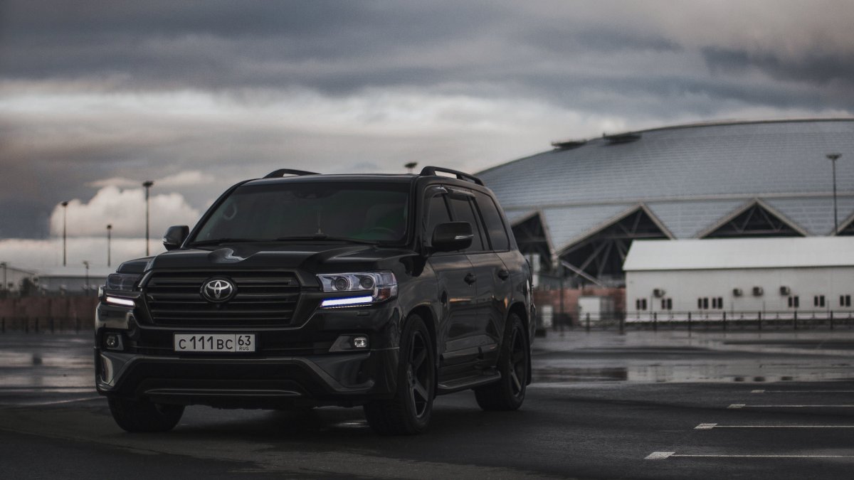Toyota Land Cruiser 200 черный