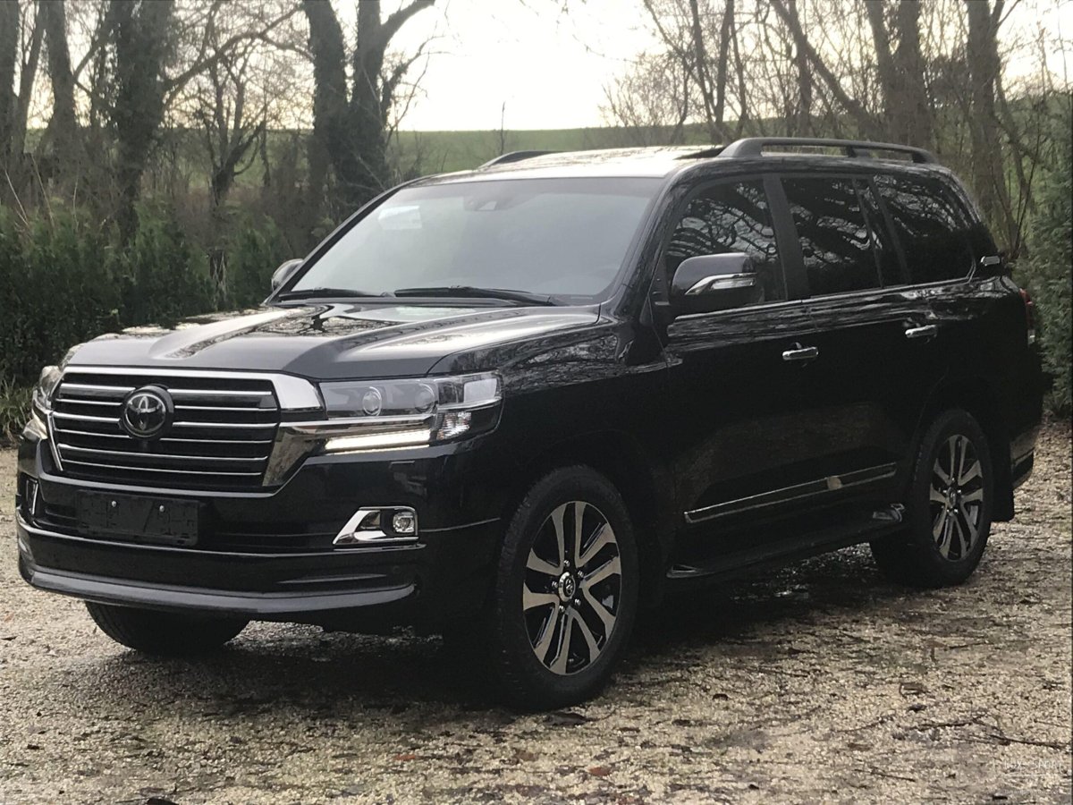 Toyota Land Cruiser 200 v8