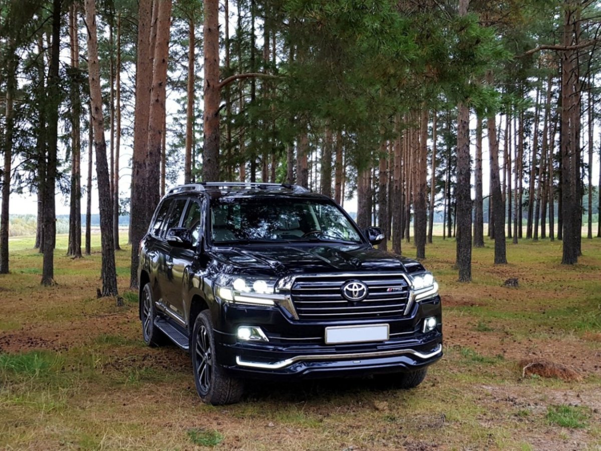 Toyota Land Cruiser 200 черный