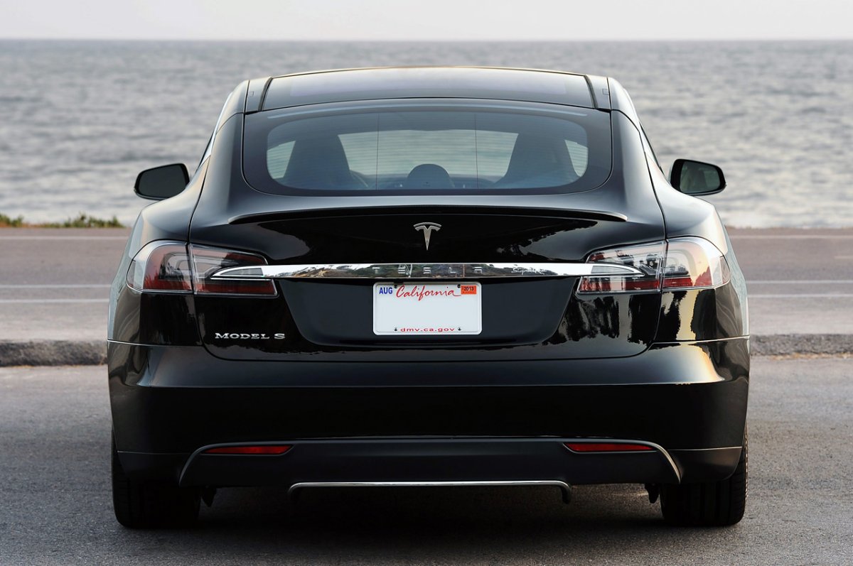Tesla model s сзади
