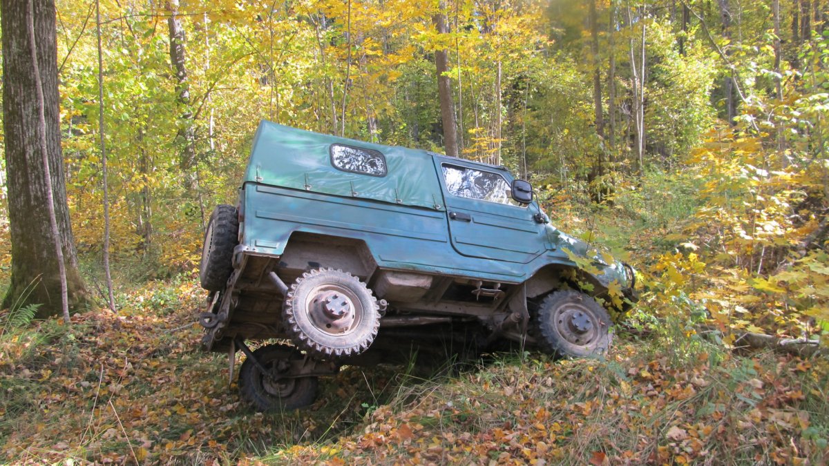 Автомобиль ЛУАЗ 969 по бездорожью