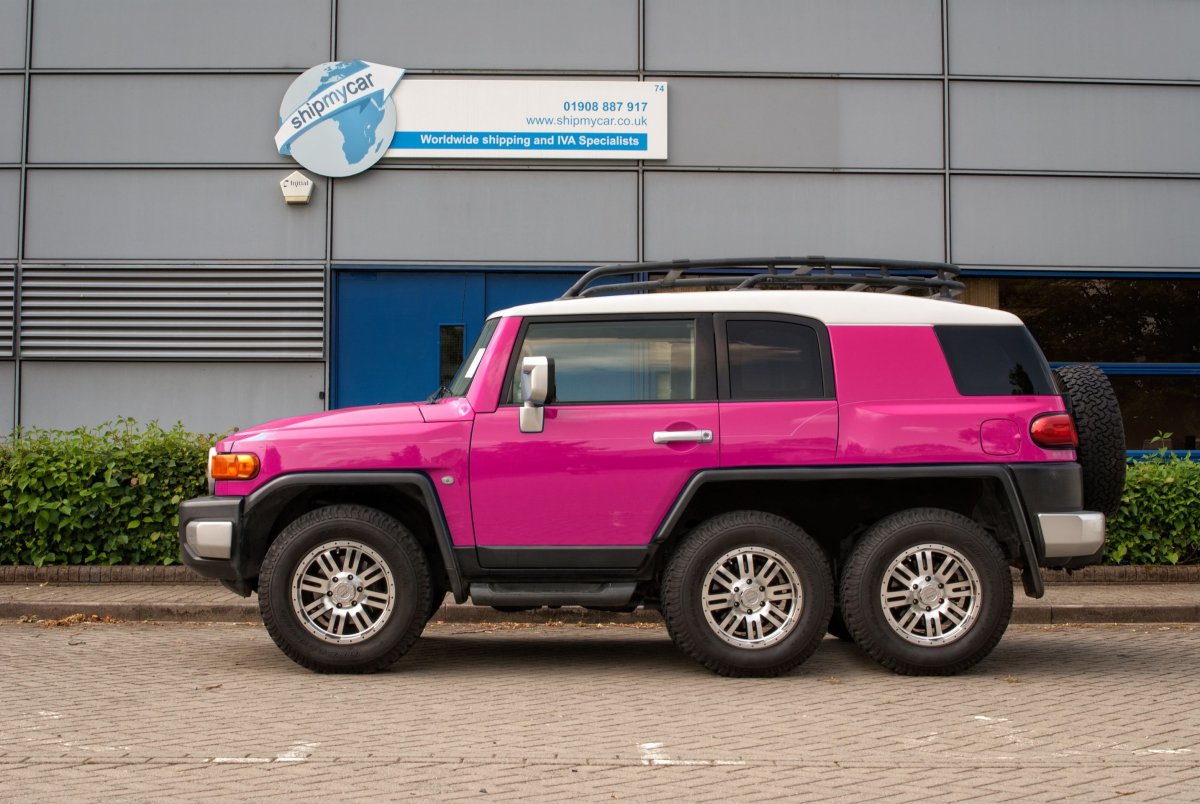Toyota Land Cruiser розовый