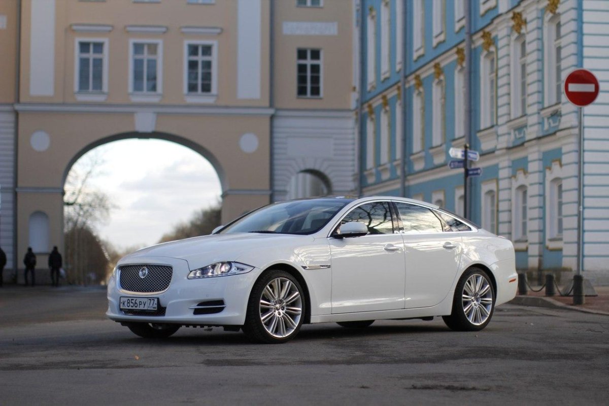 Машина Jaguar XJ