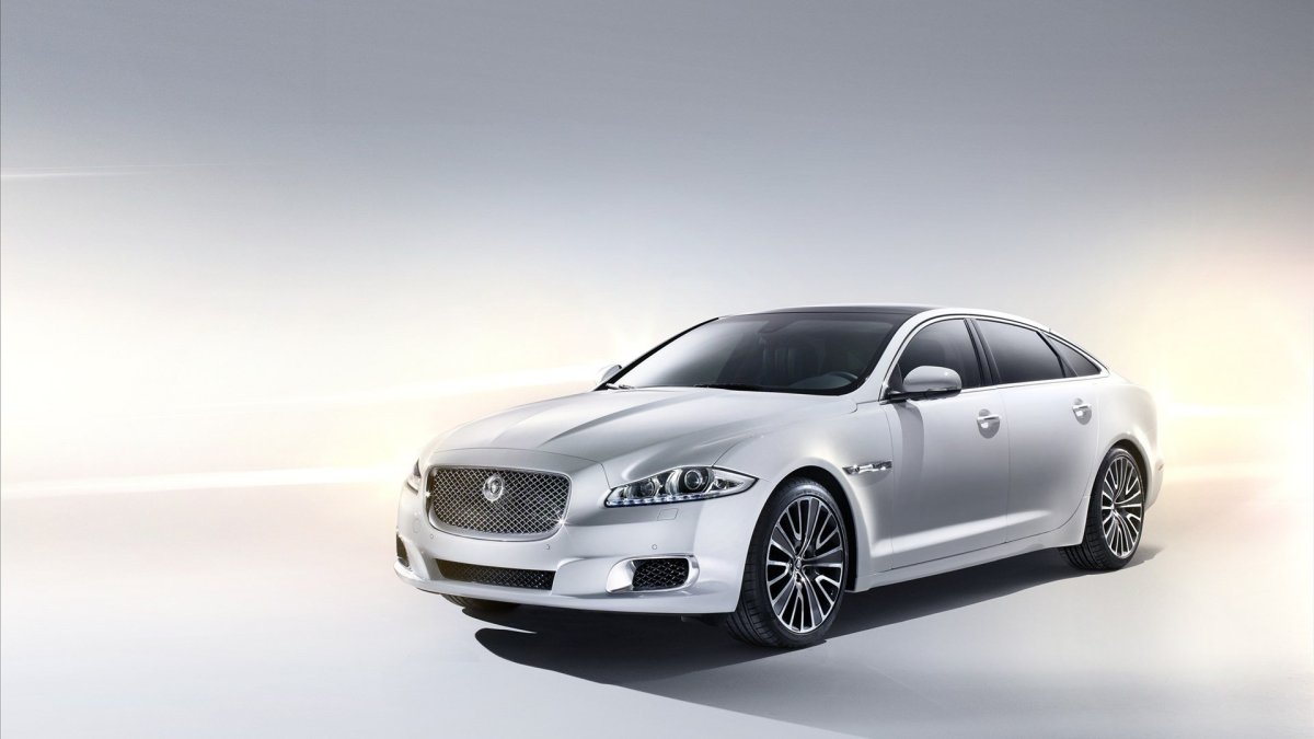 Jaguar XF белый спереди