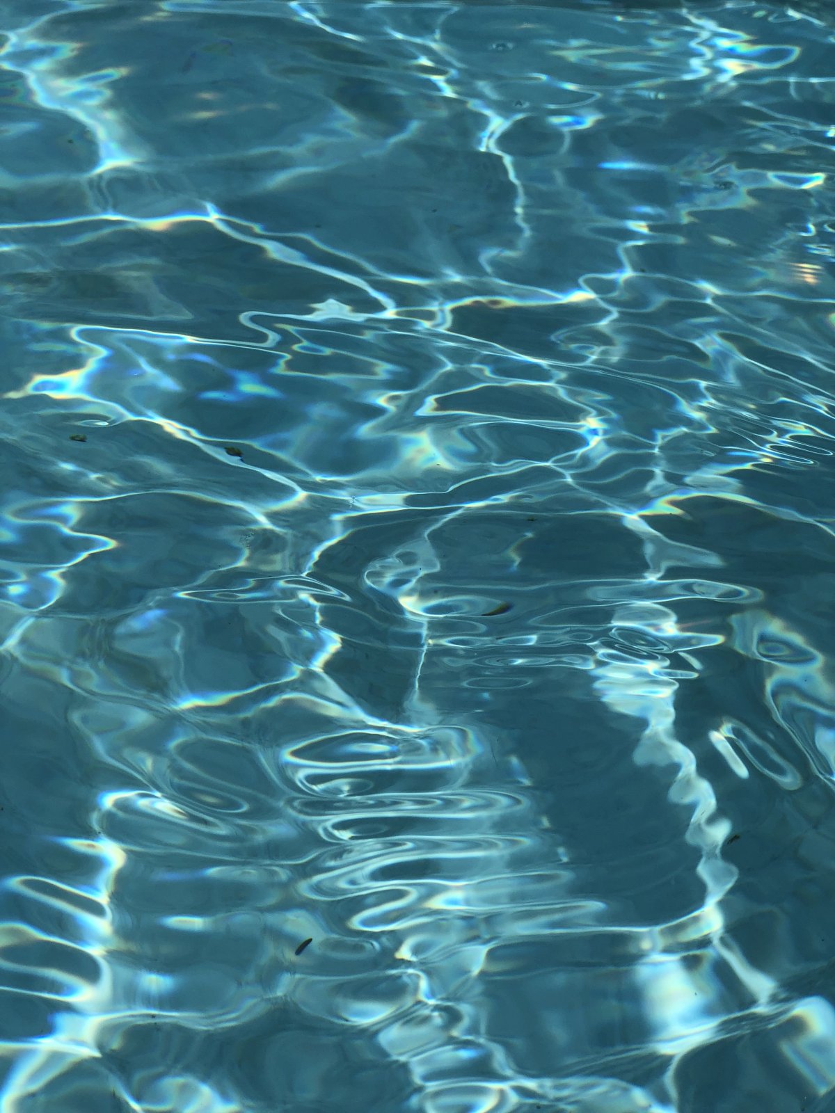 Голубая прозрачная вода