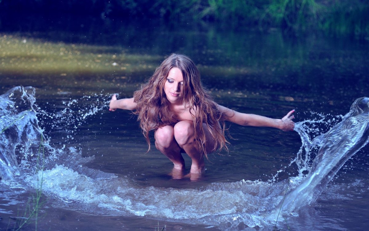 Девушка в воде