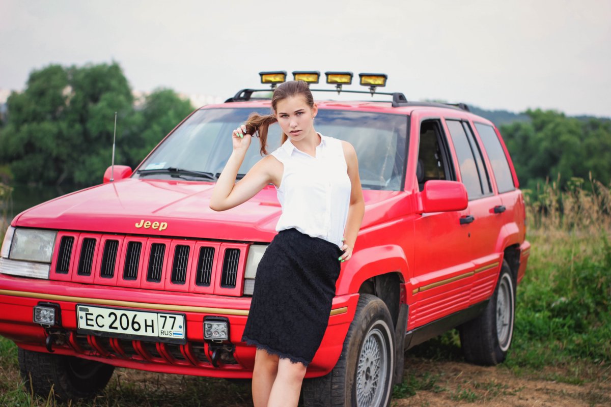 Бабушка и красный джип