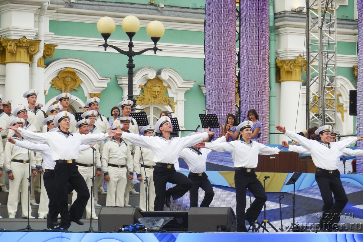 Моряки танцуют