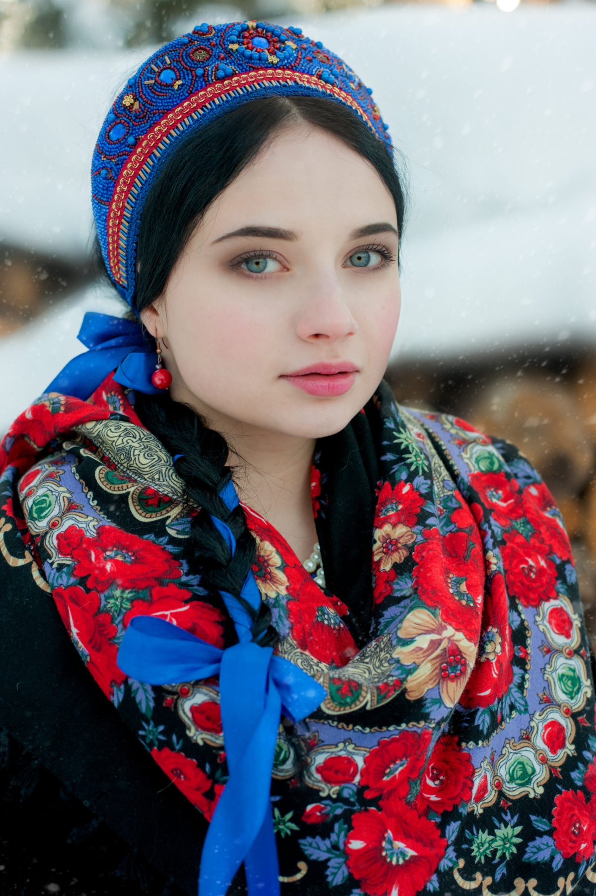 Красивая девушка в платке