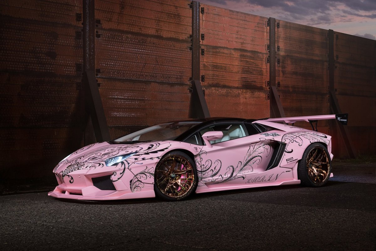 Lamborghini Aventador розовый