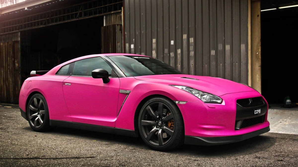 Nissan GTR розовый