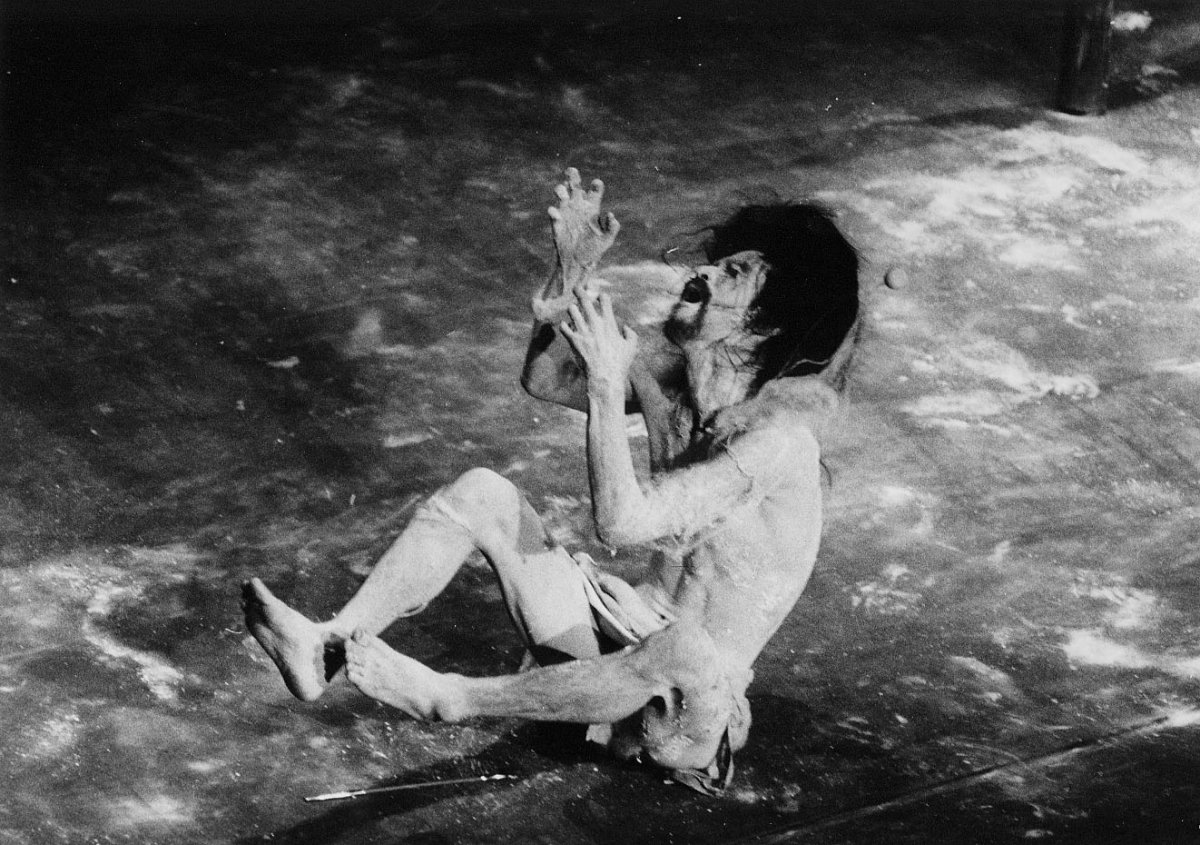 Татсуми Хиджиката - танец буто (Butoh - Tatsumi Hijikata Choreography) 1972