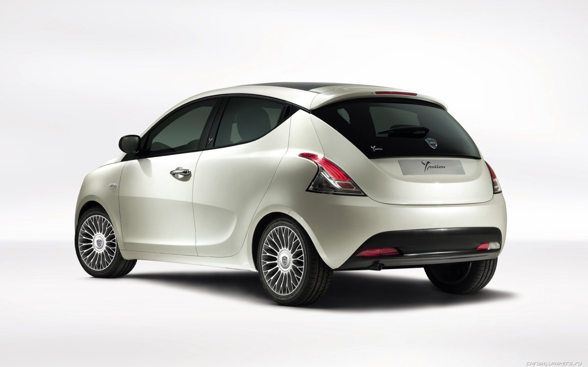 Машина Lancia Ypsilon