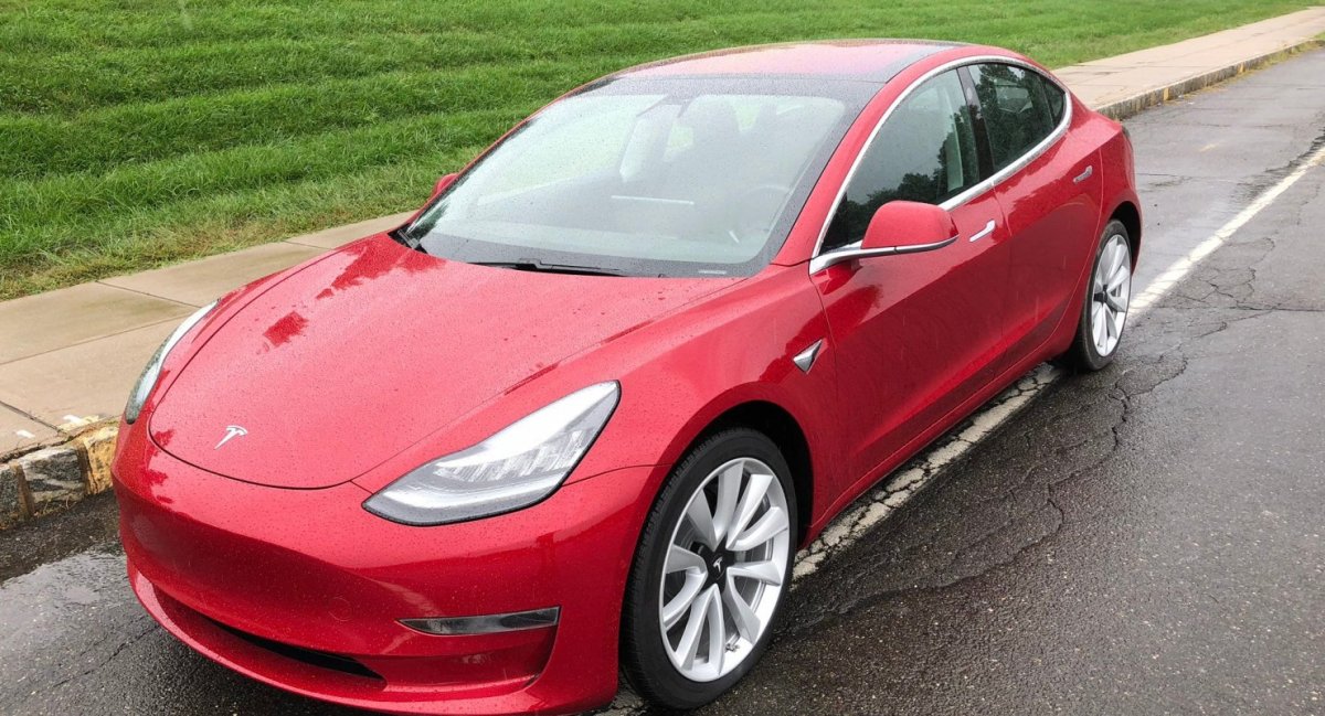 Автомобиль Tesla model 3