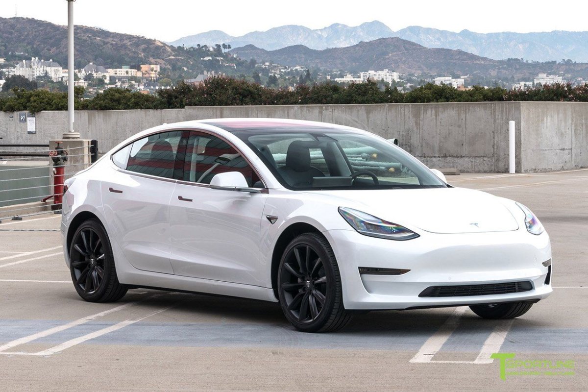 Тесла белая model 3