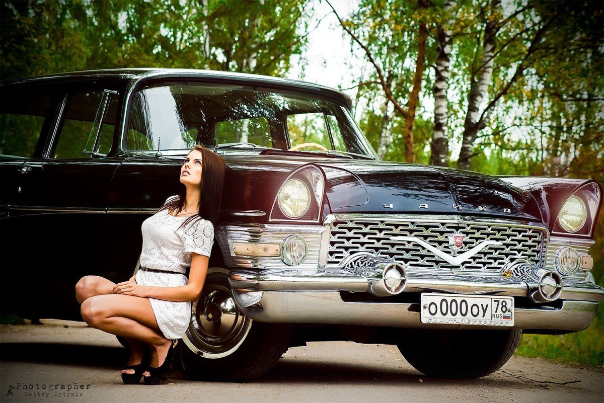 Автомобиль Чайка и девушки