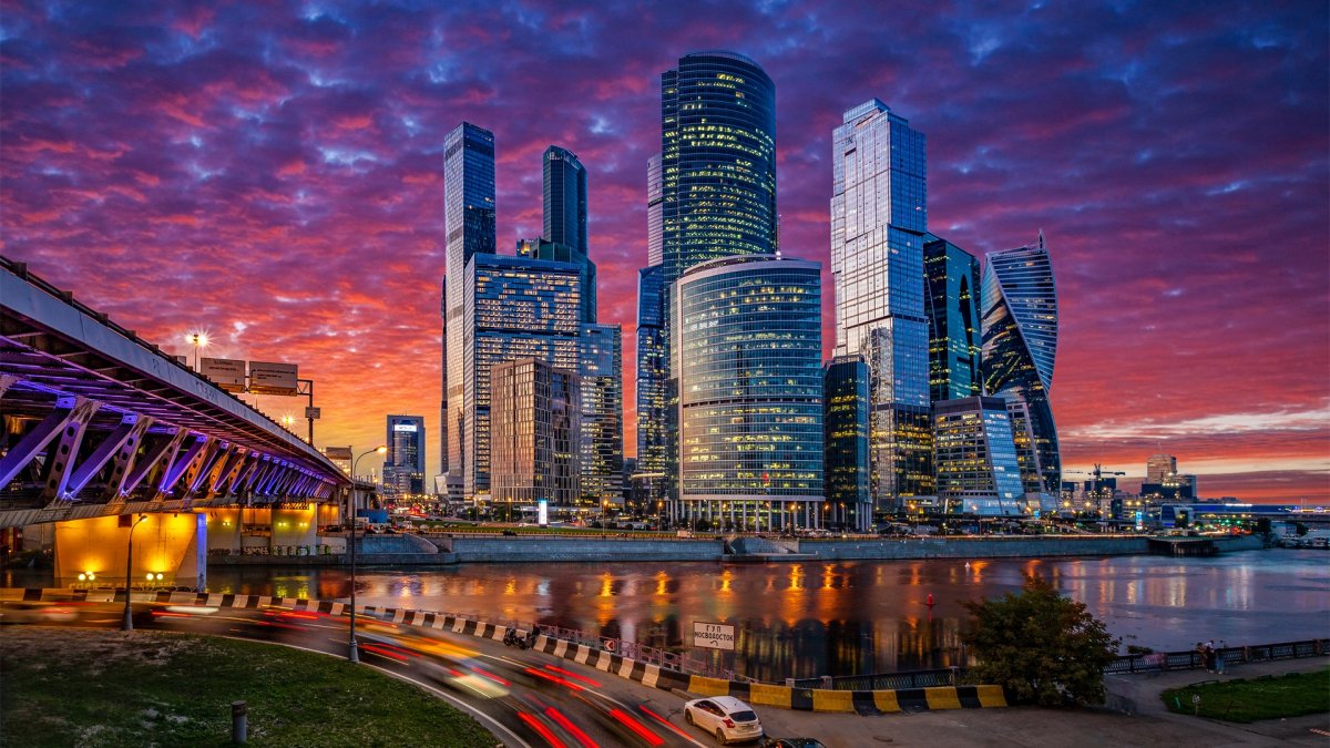 Москоу - Сити, небоскребы, река.