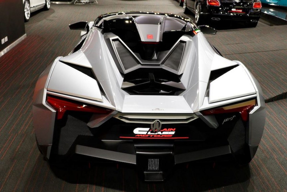 W Motors Fenyr Supersport салон