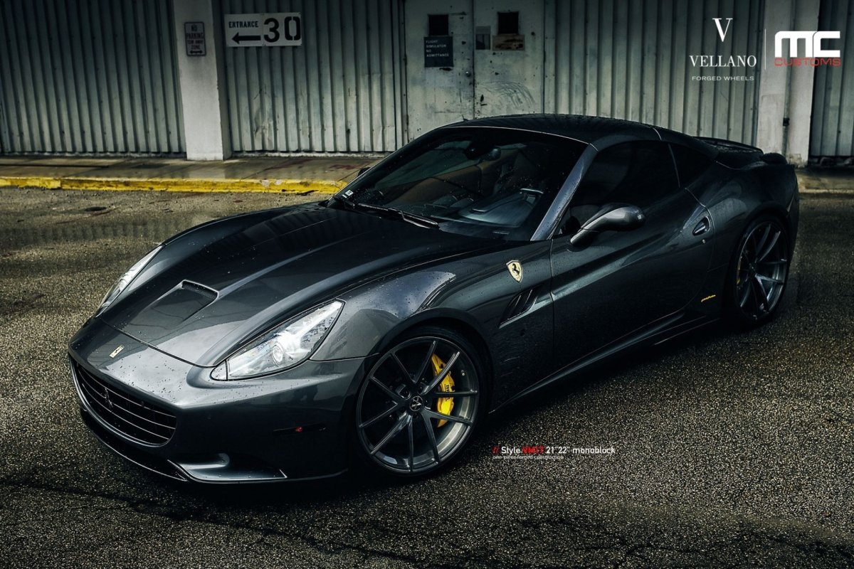 Ferrari California чёрного цвета
