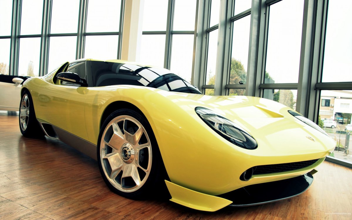 Lamborghini Miura желтая